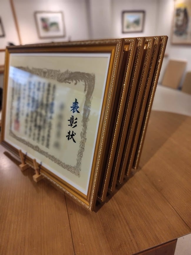 多数の額の展示イメージ